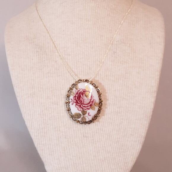 Rose Painted On Porcelain Pendant Brooch Gold Tone Filagree Trim - Picture 3 of 7